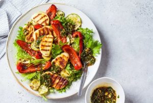 Salade van gerilde groenten en halloumi